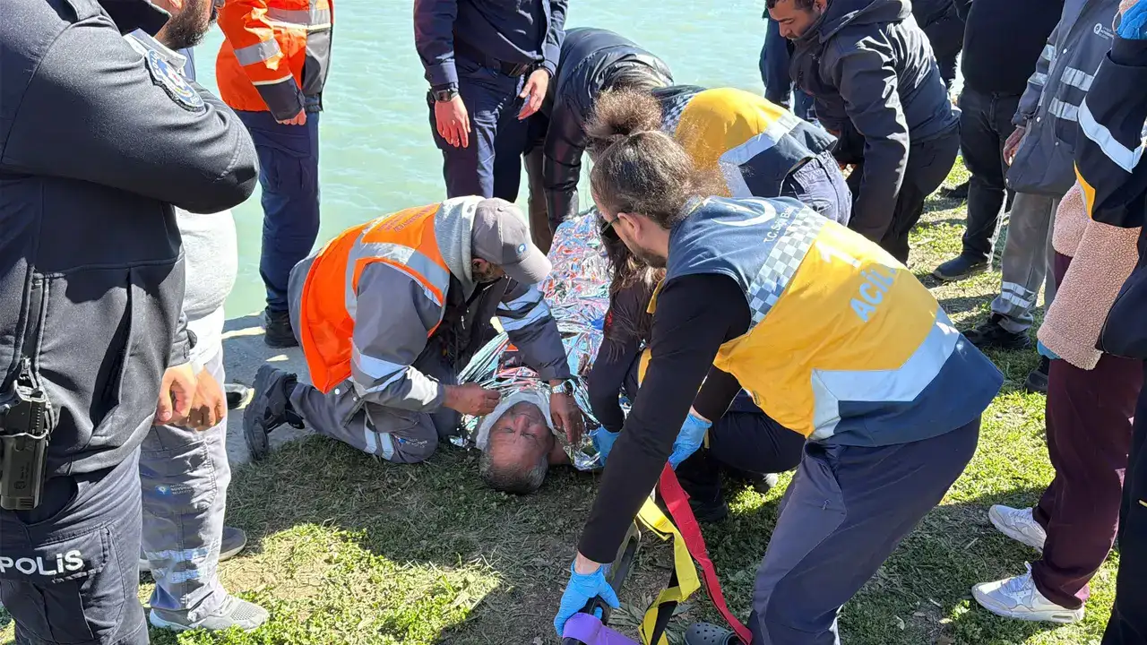 Antalya Büyükşehir İşçisi Kendini Bir Anda Sulara Bıraktı 8